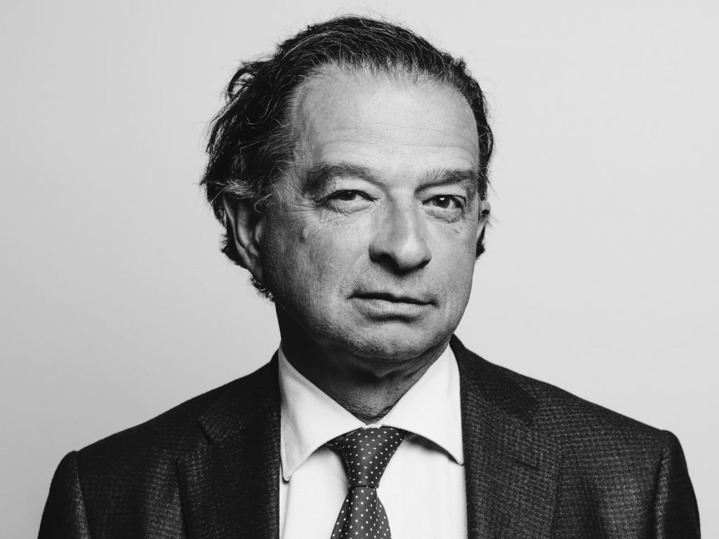 Portrait d'entreprise en noir et blanc, cadrage buste, réalisé par un photographe corporate à Paris