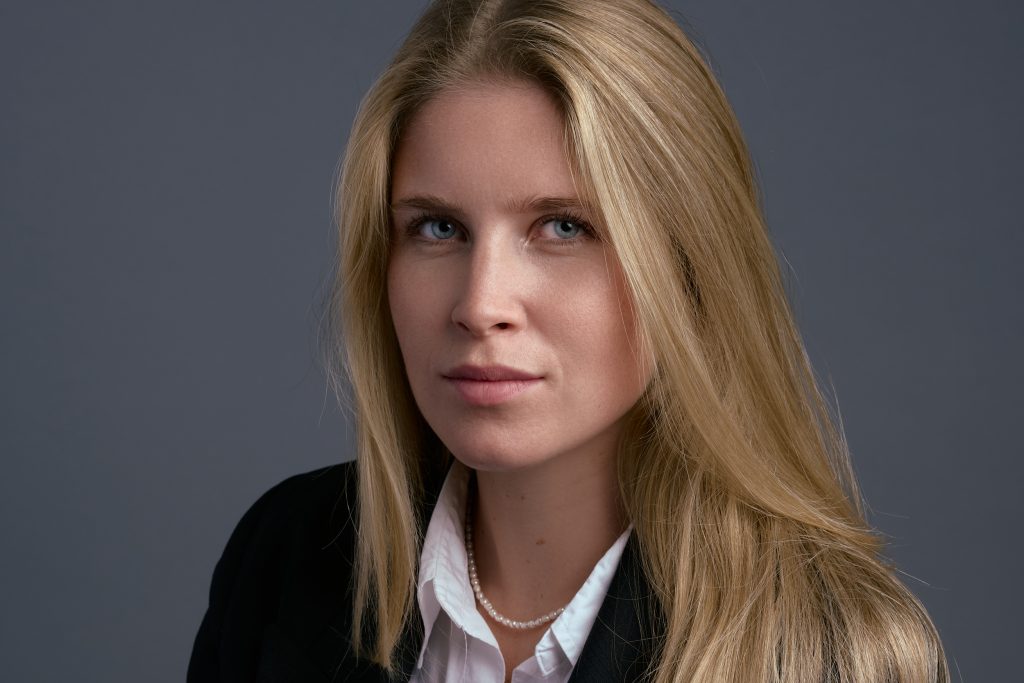 Portrait professionnel en couleur d’un dirigeant ou executive réalisé par Pierre-Yves Queignec - photographe corporate à Paris