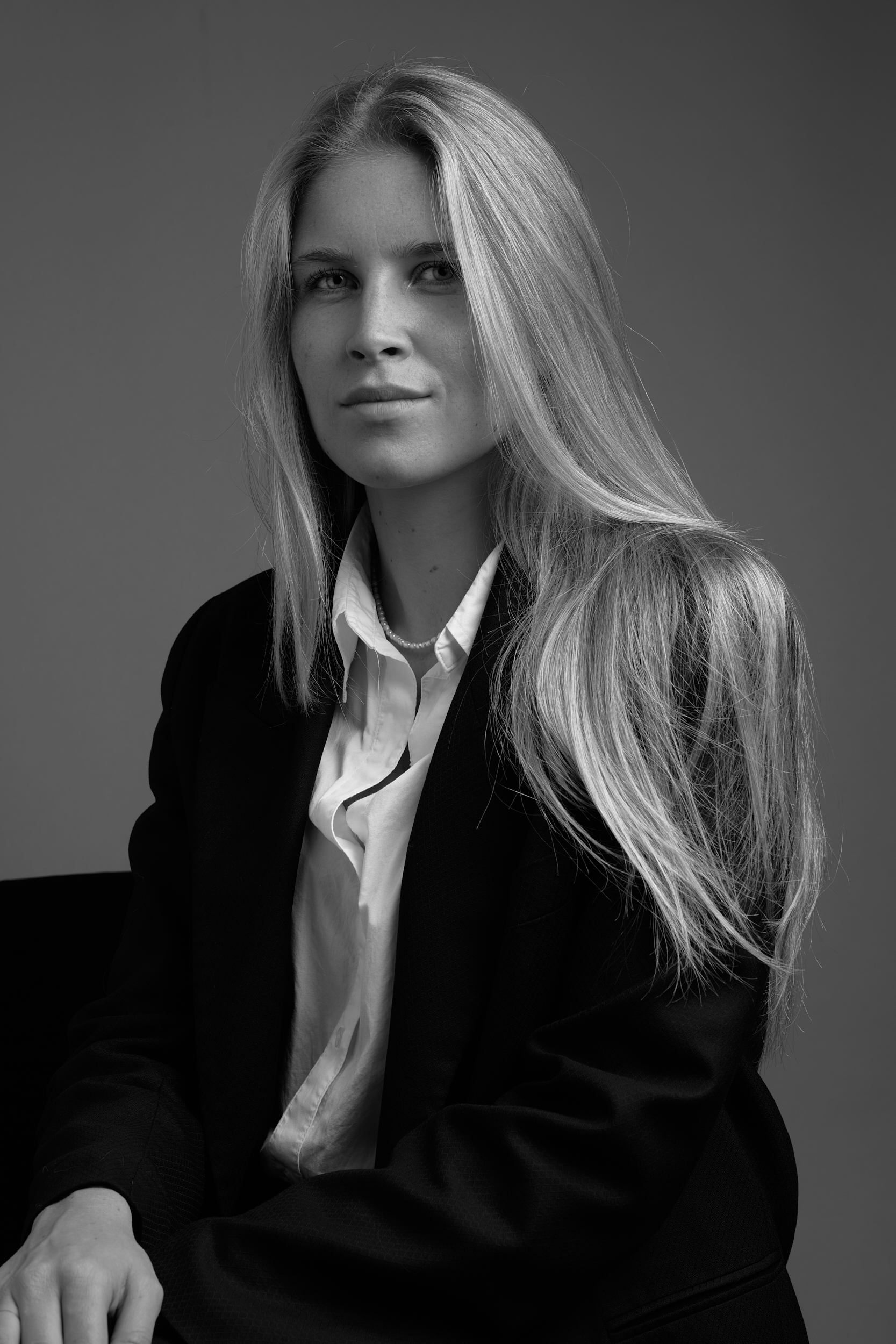 Portrait professionnel en noir et blanc d'un dirigeant, réalisé par Pierre-Yves Queignec, photographe corporate à Paris
