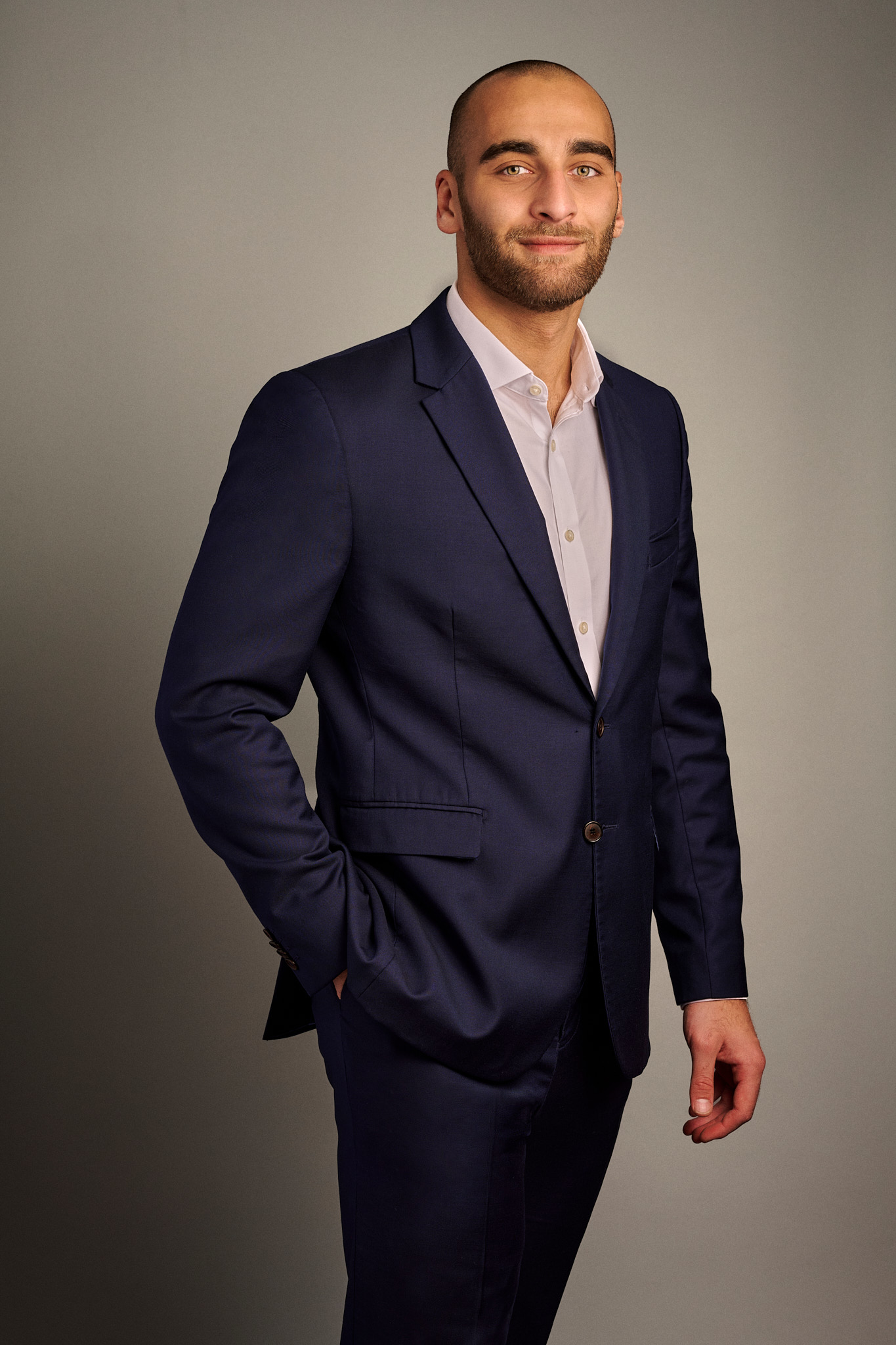 Photographe corporate Paris, portrait de dirigeant en éclairage studio sculptural