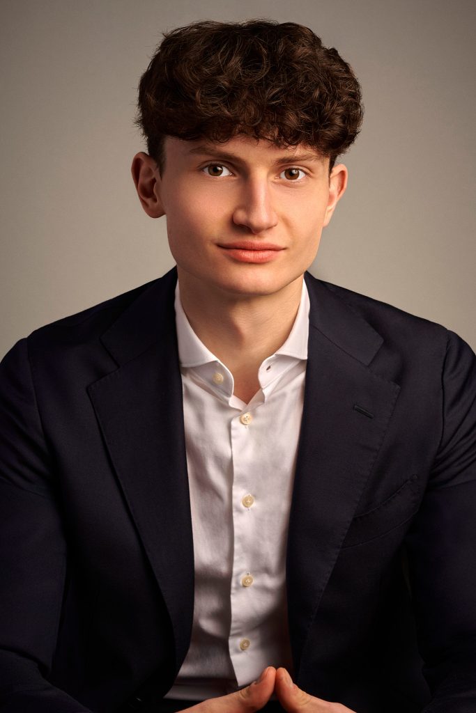 Portrait corporate d'un jeune homme en veste sombre et chemise blanche, par Pierre-Yves Queignec, photographe corporate à Paris